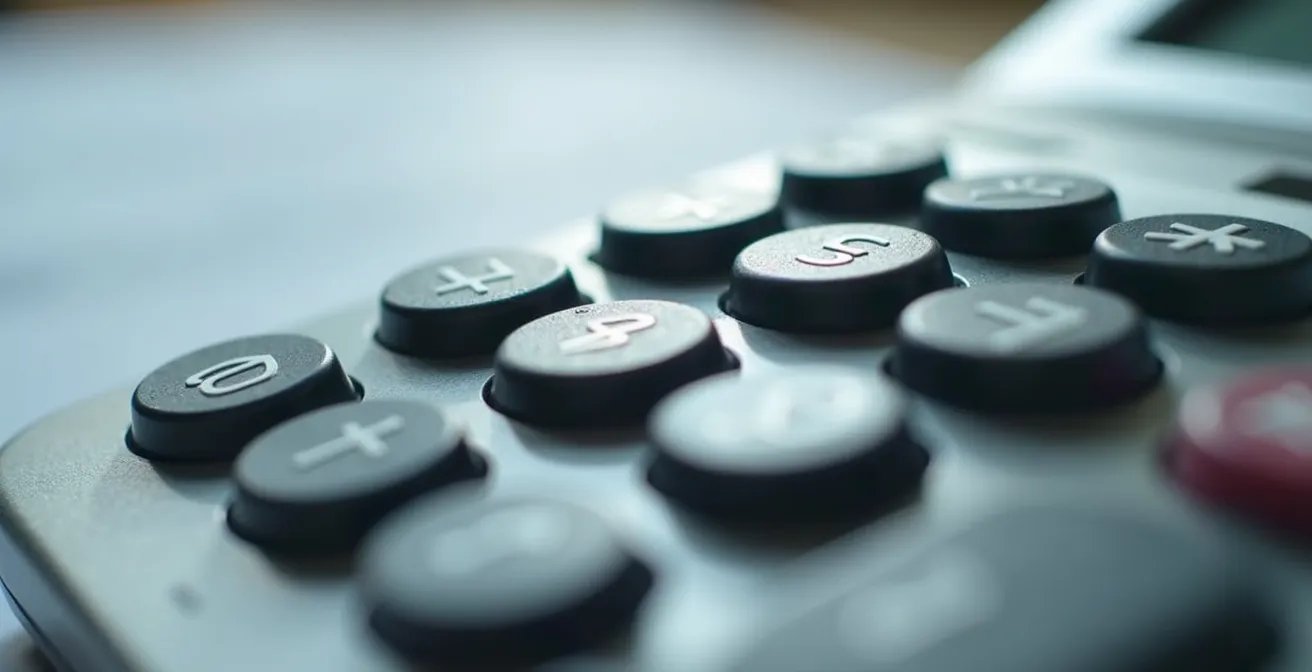 Calculatrice moderne et documents financiers sur bureau avec lumière naturelle