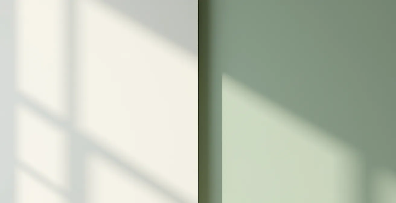 Mur d'accent vert sauge dans une chambre québécoise avec éclairage naturel diffus